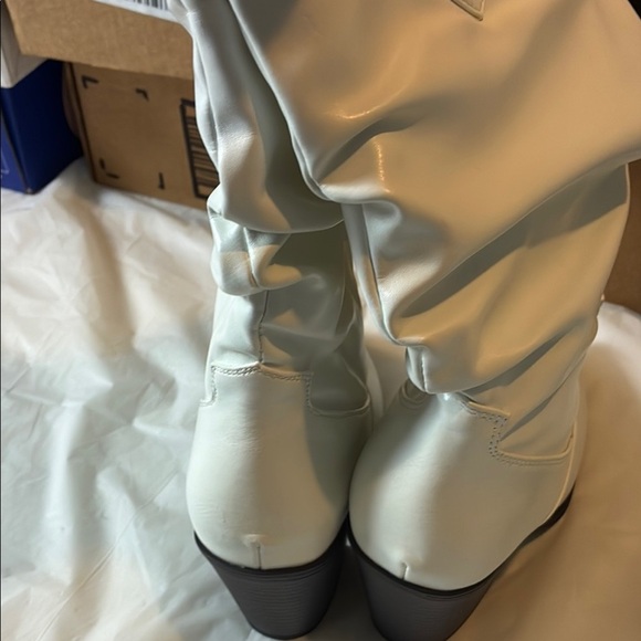 Cream Heeled Boots with Western Flair - Picture 7 of 8